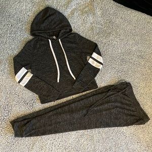 JUNIORS SMALL GRAY SWEAT OUTFIT